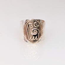 Load image into Gallery viewer, Alpaca or Llama Reflection Petroglyph Motif Ring