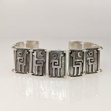 Load image into Gallery viewer, Alpaca or Llama Vertical Petroglyph Link Bracelet