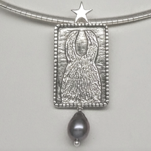 Load image into Gallery viewer,  ALSA National Show Champion Charms Pendant - National Llama Champion - Sterling Silver with Raven Freshwater Pearl dangle accent 